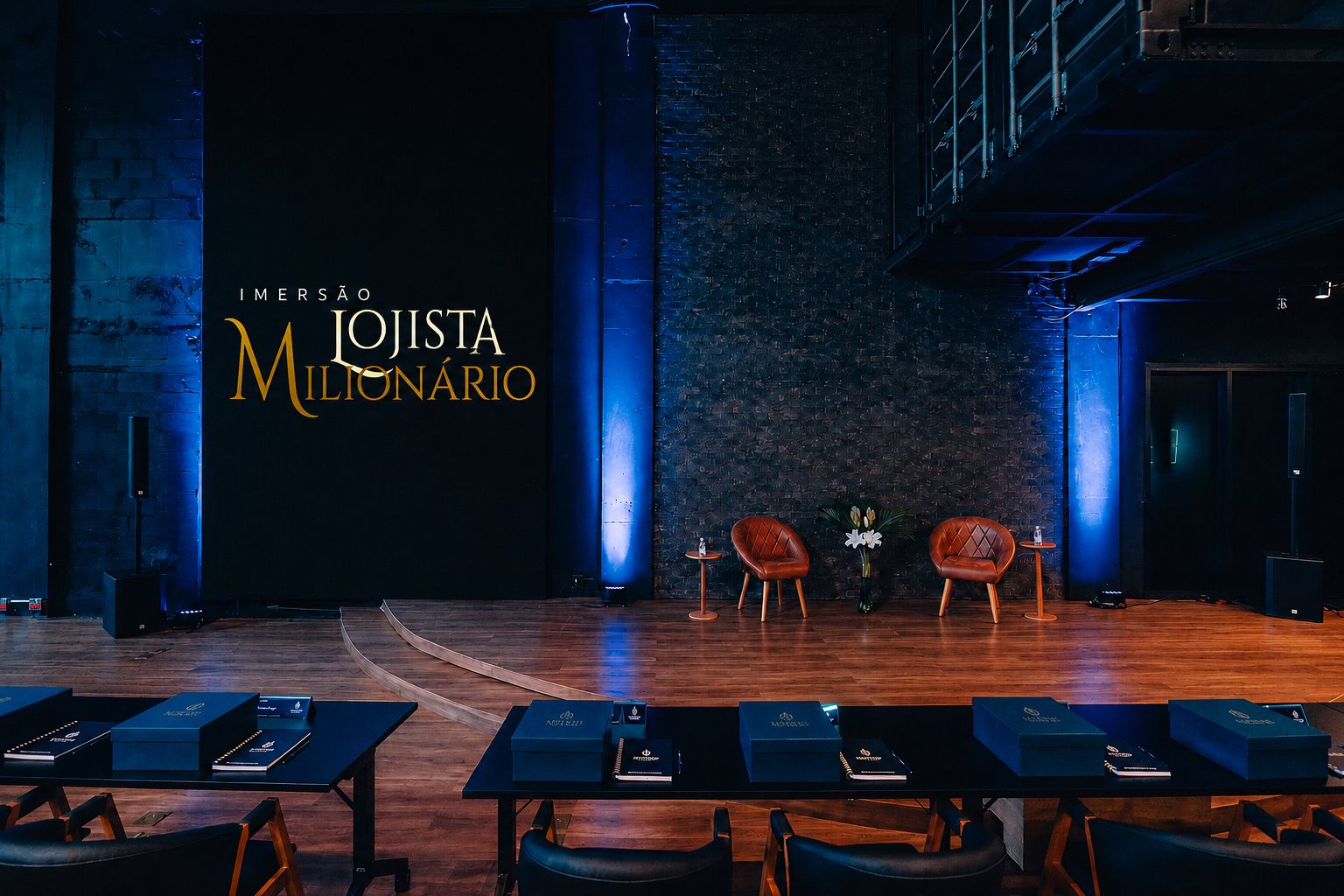 Palco da Casa do Storytelling com o painel da Imersão Império Make